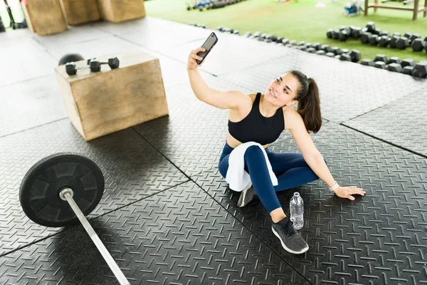 Gorgeous Young Woman Taking Selfie Social Media Finishing Her Workout — Stock Photo, Image