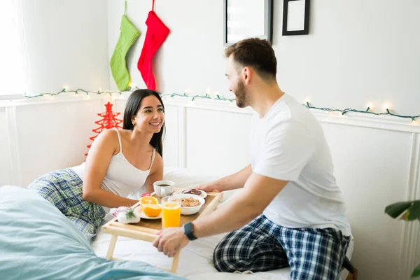 Novio Romántico Llevar Desayuno Cama Hermosa Novia Feliz Pijama Mientras —  Fotos de Stock