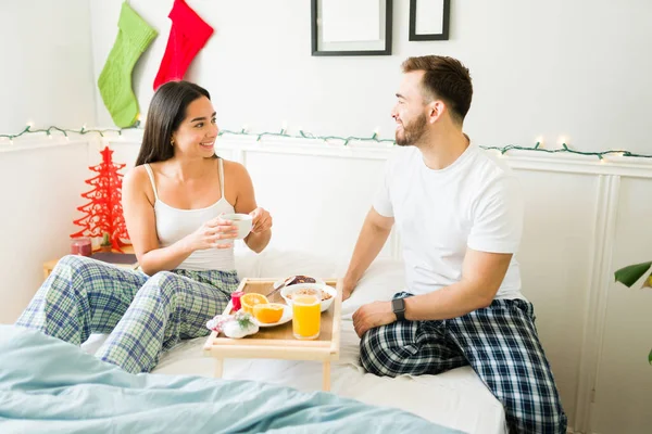 Couple Souriant Attrayant Pyjama Bavardant Tout Mangeant Petit Déjeuner Lit — Photo