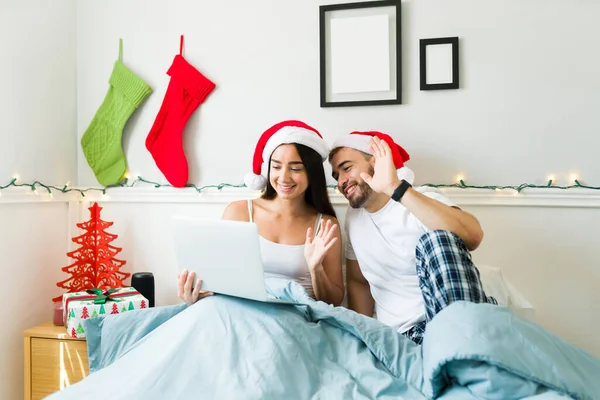 Mutlu Latin Kadın Beyaz Adam Noel Ailesiyle Arkadaşlarıyla Laptopta Görüntülü — Stok fotoğraf