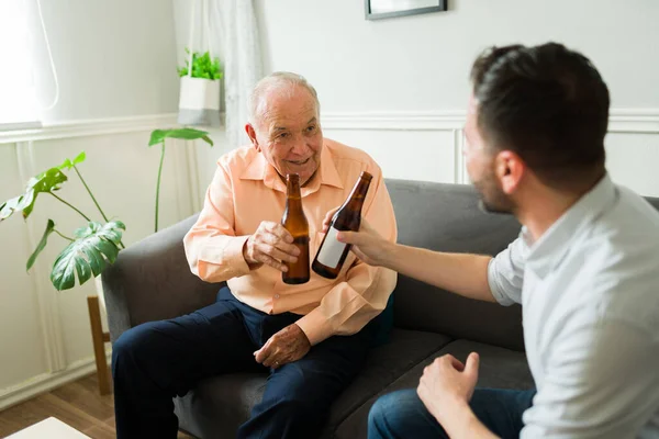 Χαρούμενος Ηλικιωμένος Πατέρας Πίνει Μπύρα Γιο Του Και Δείχνει Χαρούμενος — Φωτογραφία Αρχείου