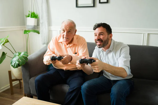 Feliz Padre Mayor Caucásico Hombre Jugando Videojuegos Divertirse Sala Estar —  Fotos de Stock