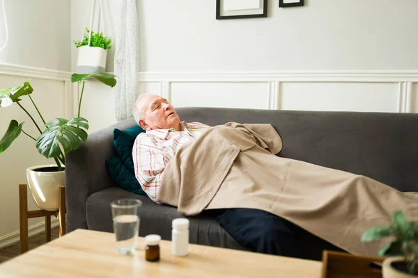Unavený Starší Běloch Který Spí Gauči Dekou Odpočívá Obývacím Pokoji — Stock fotografie