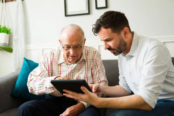 Senior Homme Âgé Poser Des Questions Sur Façon Utiliser Une — Photo