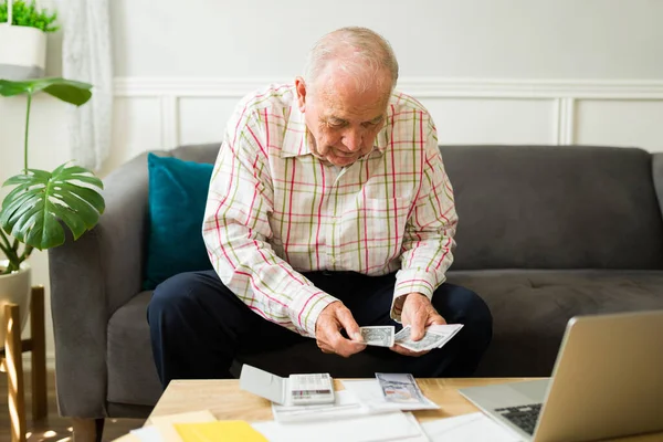 Vieil Homme Heureux Indépendant Maison Comptant Son Argent Pension Faisant — Photo