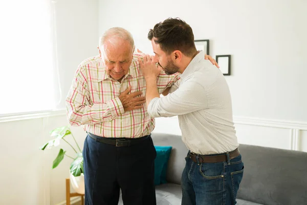 Άρρωστος Ηλικιωμένος Άνδρας Καρδιακά Προβλήματα Που Παθαίνει Καρδιακή Προσβολή Στο — Φωτογραφία Αρχείου