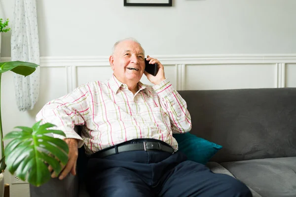 Pria Senior Yang Bahagia Rumah Tertawa Berbicara Telepon Dengan Keluarga — Stok Foto