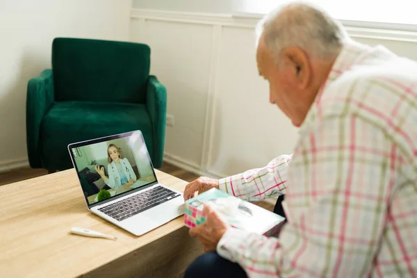 Задний План Больного Пожилого Человека Дома Видеозвонком Беседой Виртуальным Врачом — стоковое фото