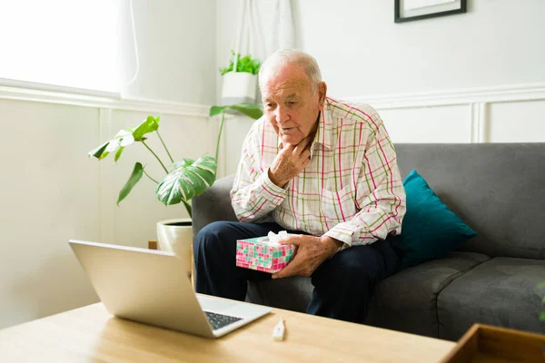 Vieil Homme Malade Maison Souffrant Rhume Tenant Une Boîte Tissus — Photo