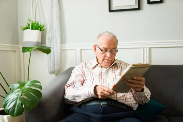 Orang Tua Yang Cerdas Membaca Koran Dan Berita Sambil Bersantai — Stok Foto