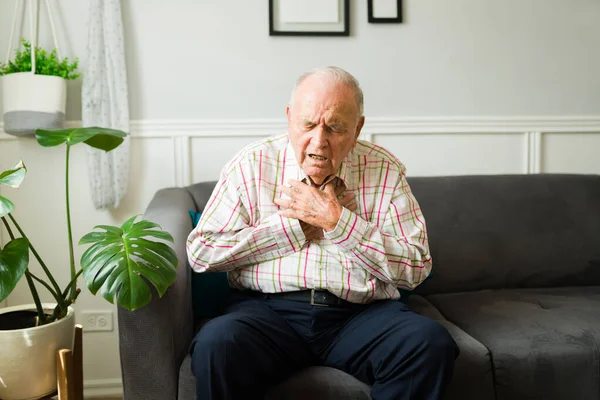 Biały Mężczyzna Podeszłym Wieku Wyglądający Chorego Cierpiący Problemy Sercem Lub — Zdjęcie stockowe