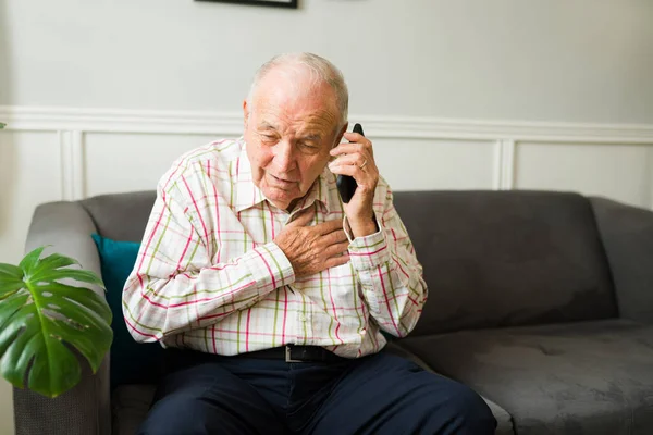 Triste Anciano Sintiéndose Muy Enfermo Teniendo Problemas Respiratorios Mientras Habla —  Fotos de Stock