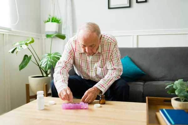 Orang Tua Yang Sakit Menggunakan Kotak Pil Untuk Mengambil Obat — Stok Foto