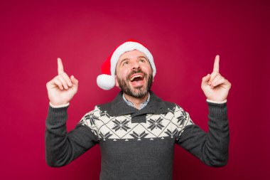 Neşeli adam şaşırmış görünüyor. Bir noel reklamı ya da satışı yüzünden fotokopi odasına bakıyor.