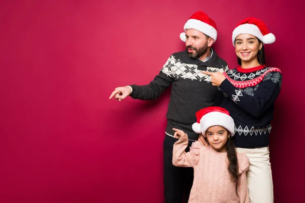 Cheerful Latin Family Pointing Copyspace Because Christmas Sale Offer Red — Stock Photo, Image