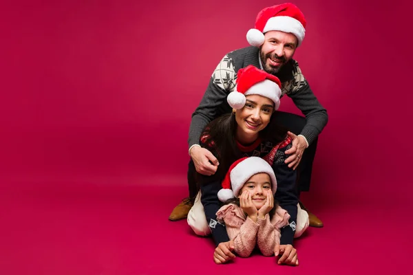 一緒にクリスマスを祝いながら楽しい遊びをしている興奮した笑顔のお母さん お父さんと小さな子供 — ストック写真