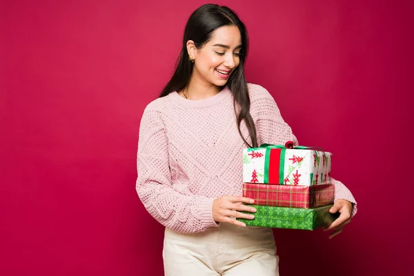 Güzel Bir Kadın Bir Sürü Noel Hediyesi Alırken Gülüyor Heyecanlı — Stok fotoğraf