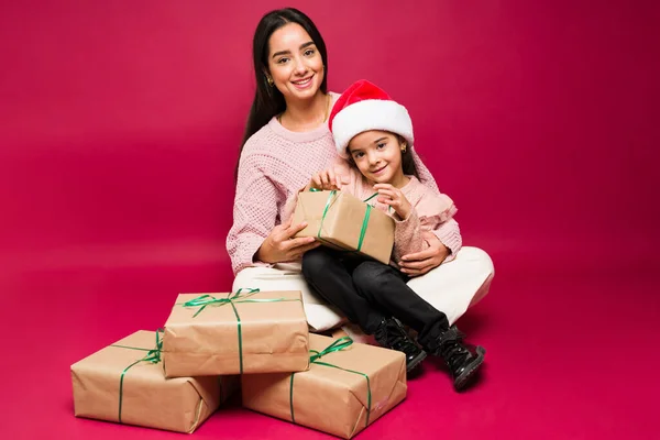 Leende Mamma Och Liten Dotter Tittar Kameran Samtidigt Som Öppnar — Stockfoto