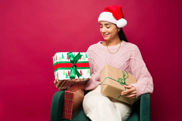 Vrolijke Aantrekkelijke Vrouw Met Een Kerstmuts Zitten Het Gevoel Gelukkig — Stockfoto