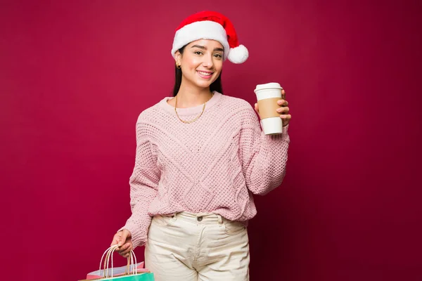 Mujer Joven Latina Bebiendo Café Para Compras Durante Las Vacaciones —  Fotos de Stock