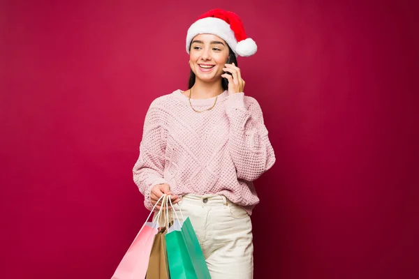 Aufgeregte Junge Frau Telefoniert Mit Familie Oder Freunden Beim Weihnachtseinkauf — Stockfoto