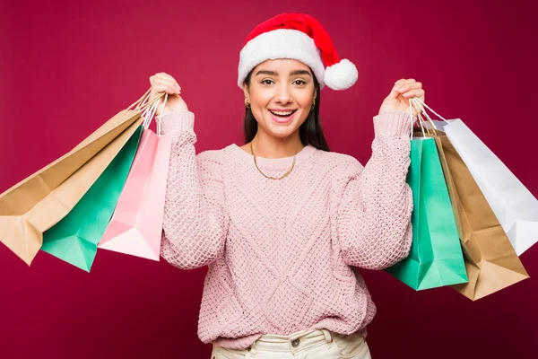 Çekici Bir Genç Kadının Portresi Noel Tatilinde Alışveriş Çantalarını Gösterirken — Stok fotoğraf