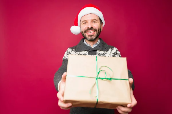 Hombre Muy Feliz Haciendo Contacto Visual Dando Regalo Navidad Familia —  Fotos de Stock