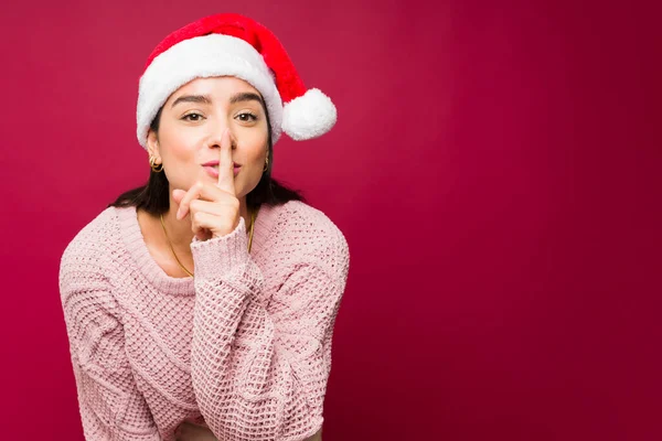 Atractiva Mujer Misteriosa Pidiendo Silencio Guardar Secreto Sobre Regalo Navidad —  Fotos de Stock