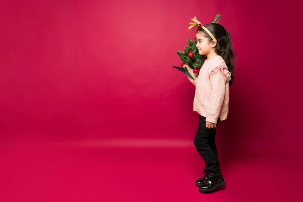 Zijaanzicht Van Een Schattig Latijn Kind Wandelen Terwijl Het Dragen — Stockfoto