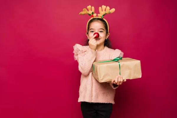 Bambino Carino Che Gioca Con Naso Costume Renna Mentre Gode — Foto Stock