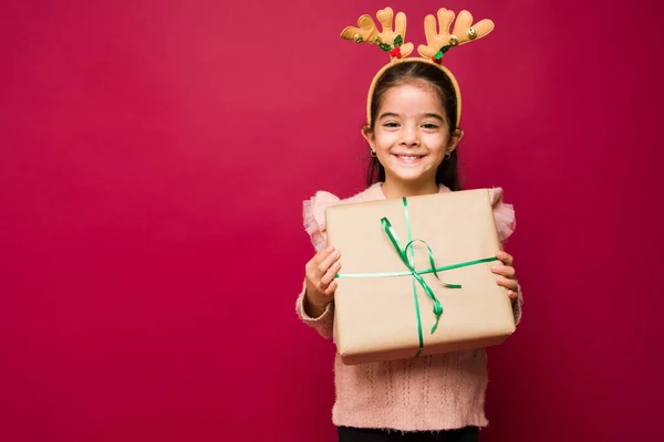 Bambino Felice Con Cappello Renna Sorridente Mentre Riceve Regali Natale — Foto Stock