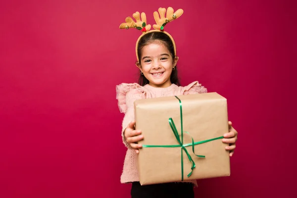 Adorabile Ragazza Ispanica Che Crea Contatto Visivo Mentre Sorride Regalo — Foto Stock