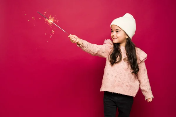 Wesoły Latynoski Dzieciak Bawiący Się Ogniem Bawiący Się Podczas Świąt — Zdjęcie stockowe