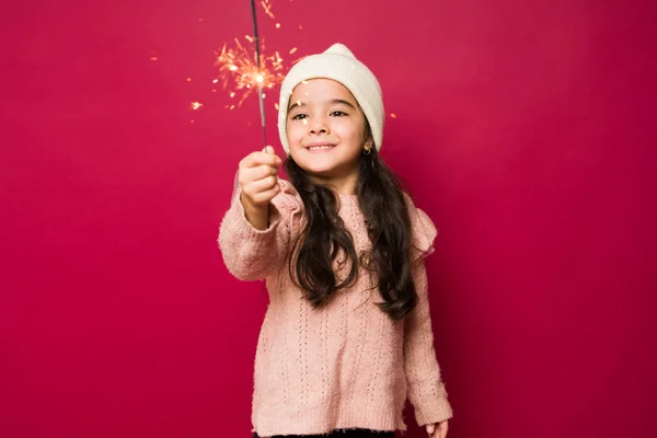 Emocionado Linda Niña Encendiendo Una Chispa Jugando Durante Las Vacaciones —  Fotos de Stock