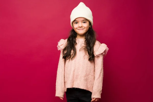 Portret Pięknej Latynoski Młodej Dziewczyny Czapce Zimowej Uśmiechającej Się Stojąc — Zdjęcie stockowe