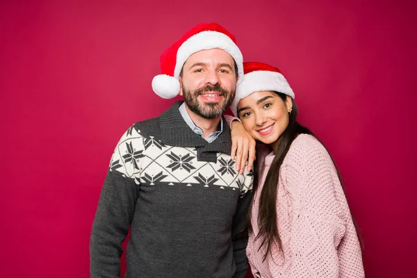 Attractive Happy Couple Santa Hats Smiling Hugging While Enjoying Christmas — Stock Photo, Image