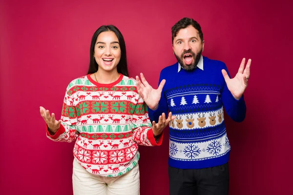 Beautiful Latin Couple Christmas Sweaters Looking Surprised Excited Holiday Sale — Stock Photo, Image