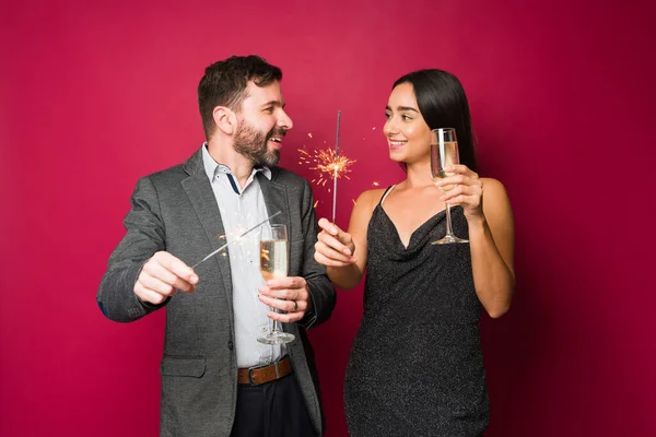 Hispanic Beautiful Couple Looking Love While Playing Sparklers Celebrating New — Stock Photo, Image