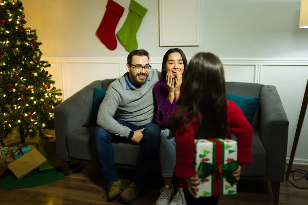 Förvånade Föräldrar Ser Glada Över Att Julklapp Från Sin Bedårande — Stockfoto