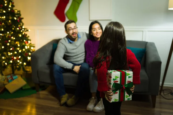 Bakifrån Söt Ung Grabb Gömmer Present För Att Överraska Sina — Stockfoto