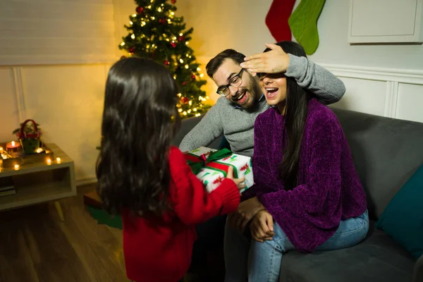 Spännande Pappa Täcker Mammas Ögon För Att Henne Överraskning Julklapp — Stockfoto