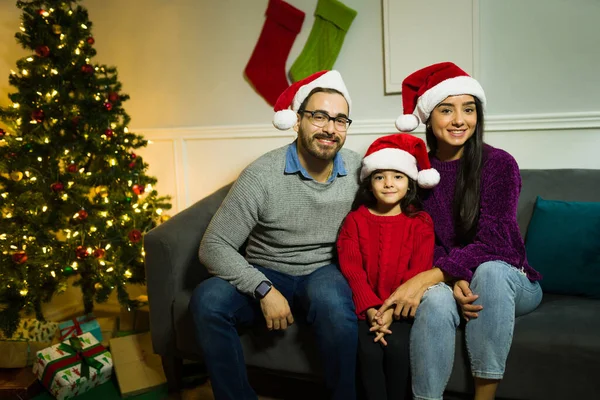 Smiling Beautiful Parents Young Kid Santa Hats Feeling Cheerful Celebrating — Stock Photo, Image