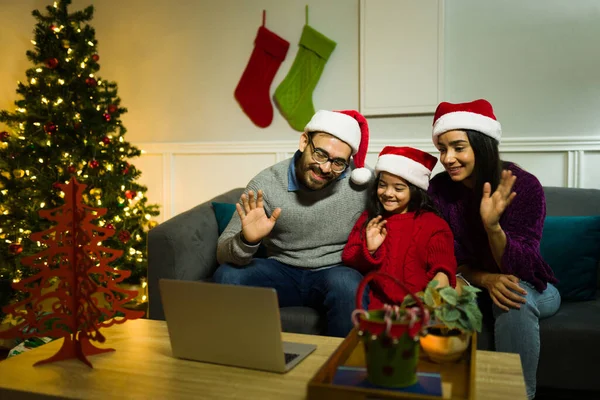 Mutlu Ebeveynler Küçük Kızları Noel Gecesi Aileleri Arkadaşlarıyla Görüntülü Görüşme — Stok fotoğraf
