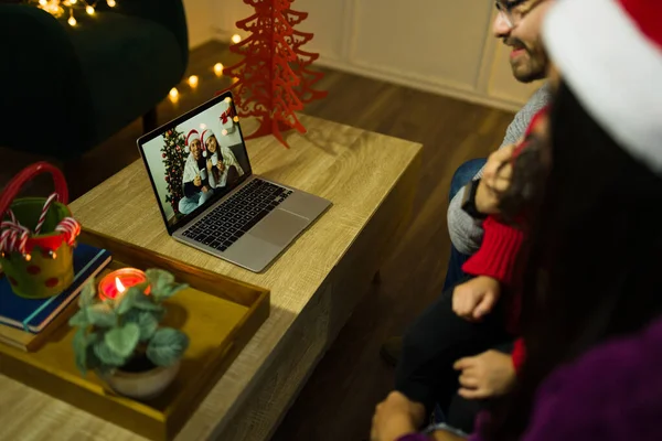 Noel Baba Şapkalı Aile Online Video Görüşmesi Sırasında Dizüstü Bilgisayarda — Stok fotoğraf