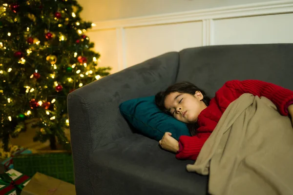 Entzückend Müdes Kleines Mädchen Das Auf Dem Sofa Neben Dem — Stockfoto