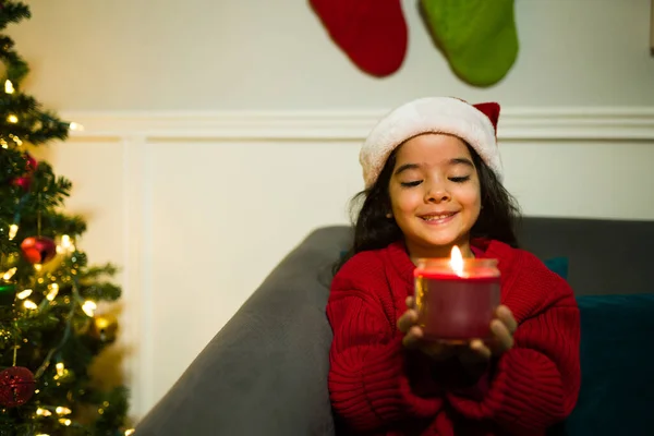 Spanisches Kleines Mädchen Mit Weihnachtsmütze Das Glücklich Hakt Während Eine — Stockfoto