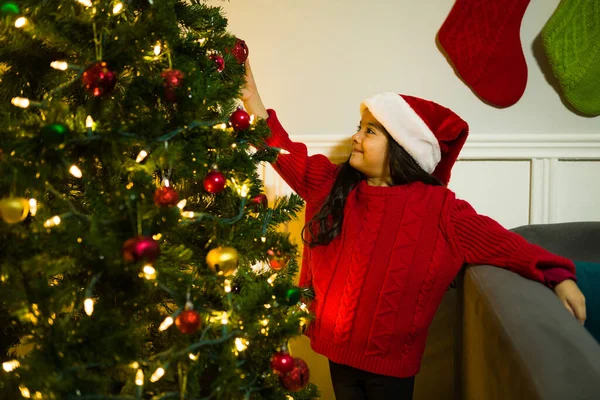 Fröhliches Kleines Mädchen Schmückt Den Schönen Weihnachtsbaum Die Feiertage Feiern — Stockfoto