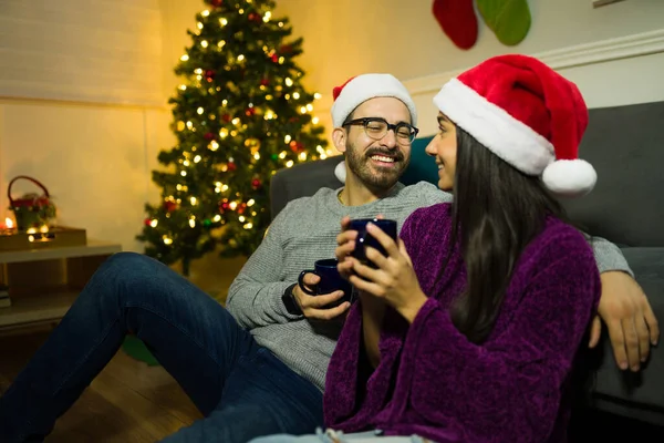 Rahatlamış Çift Noel Tatilini Kutlamak Için Sıcak Çikolata Içerken Gülüyor — Stok fotoğraf