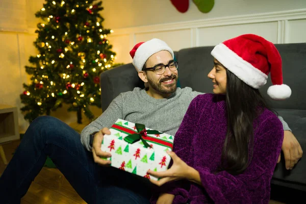 Caucasian Man Smiling While Giving Gift Beautiful Woman While Relaxing — Stock Photo, Image