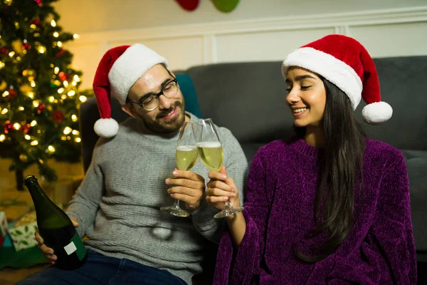 Привлекательная Счастливая Пара Произносит Тост Шампанским Наслаждаясь Расслабляющим Рождественским Вечером — стоковое фото